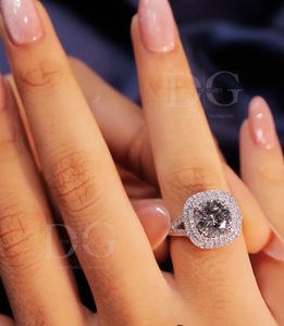 Moissanite Diamond Double the sparkle Double the glam Ce superbe anneau de réglage à double halo en argent 925 à coupe ronde - Product Image 5