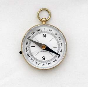 Brújula Náutica Clásica de Metal con Carcasa Impermeable y Fácil Lectura para Aventuras al Aire Libre - Product Image 1