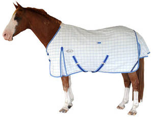 Manta impermeable para caballo White Horse Rug con gran solapa para la cola y 2 correas para las patas, tela Oxford, para uso en exteriores en todas las estaciones. - Product Image 1