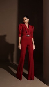 Mono beige de mujer con cuello en V profundo, corte entallado y cinturón, elegante y formal. - Product Image 2