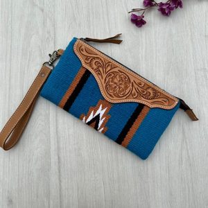 Bolso de mano bohemio azul ecológico Una manta de sillín única y bolso de noche de cuero mecanizado - Product Image 2