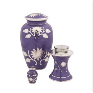 Urne de crémation pour animaux de compagnie en laiton élégant avec gravure florale, texte commémoratif personnalisé et conception de stockage durable - Product Image 3