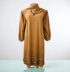 Abaya jaune moutarde avec broderie florale délicate sur le bas. Haute qualité et disponible à prix de gros. - Product Image 1