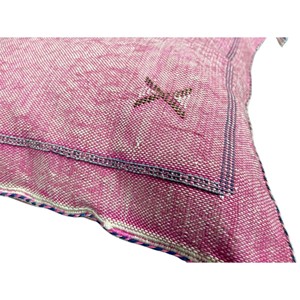 Funda de Almohada Corporal Berber Rosa Hecha a Mano de Lujo con Patrón Tribal Geométrico, Ecológica, 100% Algodón para Decoración del Hogar y Sofá - Product Image 4