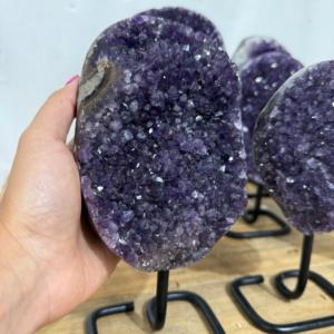 Amatista uruguaya en soporte Producto artesanal de cristal elegante - Product Image 2