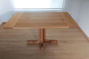 Table à manger en chêne blanc de style Napoléon, meubles en bois massif faits à la main avec base en piédestal classique et finition à grain naturel lisse - Product Image 2