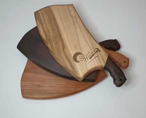 Planche à découper en bois au look vintage avec planche à fromage à texture finie à la main et couteau en acier inoxydable pour un style de cuisine rustique - Product Image 1