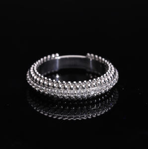 แหวนเพชรธรรมชาติสีทอง14K ที่มีดีไซน์ลูกปัดสองแถวและตรงกลางของเพชรกลมสำหรับพื้นผิวหรูหราและแวววาว - Product Image 2