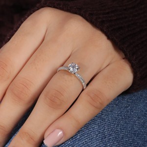 Bague de fiançailles classique en zircon cultivé en laboratoire 1Ct 2ct certifiée GIA IGI personnalisée Bague de fiançailles en acier inoxydable plaqué or 14K coupe solitaire unisexe - Product Image 5