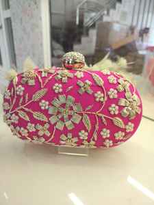 Pochette de soirée de mariée gracieuse élégante brodée à la main sac à main de luxe parfait pour mariage grande occasion maintenant disponible à la vente - Product Image 2