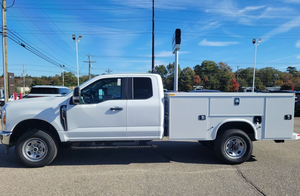 Camioneta Ford F-350 de cabina extendida 4x4 usada, limpia, modelo 2011, con enganche de remolque, ideal para mecánico, servicio, utilidades, construcción y trabajos manuales. - Product Image 5
