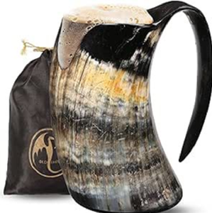 Taza con diseño de calavera y grandes cuernos de carnero curvos como asas. Disponible a precios de mayoreo. - Product Image 2