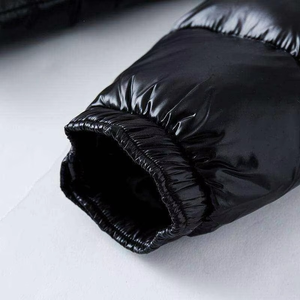 Chaqueta Acolchada Negra Brillante para Hombre con Capucha, Bordada, de Poliéster y Nailon, Elegante y Abrigada para Aventuras al Aire Libre - Product Image 6