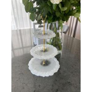 Présentoir à gâteaux en résine avec finition de luxe et attrait contemporain idéal pour exposer des gâteaux, pâtisseries et confiseries avec style - Product Image 3