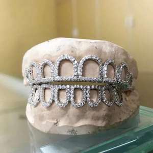 Colección exclusiva de diseñador Grillz Plata de Ley 925 con diamantes Moissanite Joyas personalizables para su estilo único - Product Image 1