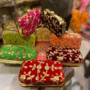 Pochette en jute de luxe Craftstages International avec broderie, strass, diamant et cristal pour mariages - Product Image 1