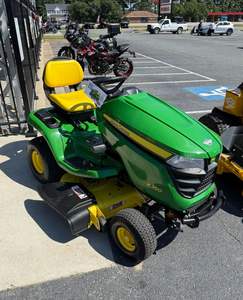 Tondeuse autoportée John Deere X940 pour les grands domaines, les parcs et l'entretien du gazon. - Product Image 1