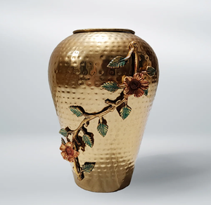 Vase cannelé en aluminium doré avec une base de piédestal classique, parfaitement conçu pour mettre en valeur des plantes ou des arrangements floraux dramatiques - Product Image 3