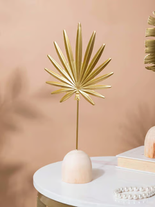 Estatuilla de hoja tropical ranurada dorada; Escultura de penacho de metal; Base de cúpula de madera; disponible a precios al por mayor. - Product Image 2