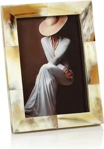 Cadre photo rond en résine artisanal avec incrustation d'os - Product Image 3