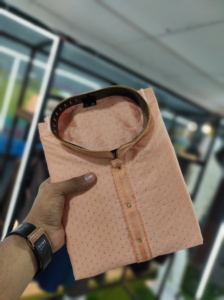 Kurta en soie pour hommes avec tissu en coton tissé boutons antiques disponibles en vente en ligne pour vêtements indiens et pakistanais - Product Image 3