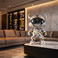 Sculpture artistique moderne et colorée en fibre de verre peinte à la main JingYue, casque d'astronaute en forme de corne de taureau, décoration intérieure du Guangdong