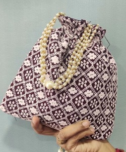 Sac cadeau de mariage indien brodé à la mode sac Potli sac cadeau de retour embrayages de pendaison de crémaillère Mini sacs à main pochette Mini sacs - Product Image 4