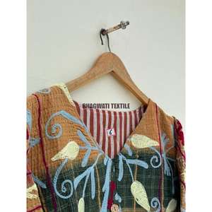 Veste d'hiver matelassée en coton unisexe Taille XL Broderie indienne Suzani Respirant Kantha Raw Edge Short Length Fall Coat - Product Image 4
