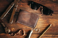 Dompet Lipat Dua Kulit Asli Crazy Horse Anti Air Tipis Pendek, Dapat Dikustomisasi, Unisex, Kulit Full Grain Premium Buatan Tangan, Model Terbuka Tinggi