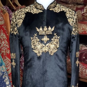 Robe SHERWANI noire en tissu velours avec broderie or ZARDOZI, travail et chaussures assorties pour tenue de soirée et robe de mariée @ 2022 - Product Image 1