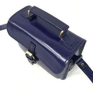 Mini sac bandoulière en cuir bleu marine classique avec fermeture à boucle vintage et sangle à poignée supérieure - Product Image 2