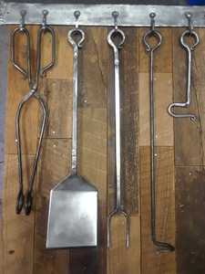 Ensemble de grillades en acier forgé comprenant un crochet à steak en queue de cochon, une spatule, une fourchette, une pince, un ouvre-bouteille et un support de suspension avec crochets à clous en fer à cheval - Product Image 5
