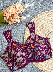 Blouse avec des broderies zari et sequins, motif imprimé, dos ouvert avec motif huk, col en V tendance - Product Image 6