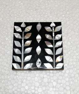 Posavasos Cuadrados Ecológicos de Resina Negra Clásica con Incrustaciones de Nácar, Elegantes Tapetes para Tazas de Té para un Estilo Sofisticado - Product Image 2