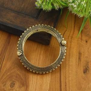 Bracelet manchette tribal bohème en or oxydé antique |   Bijoux ethniques d'inspiration vintage, cadeau pour femmes, pour les festivals - Product Image 3