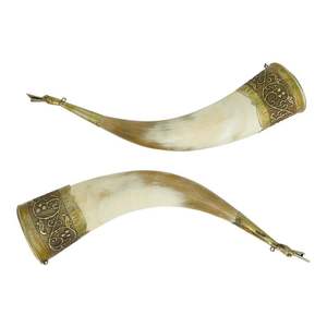 Cuerno para beber de inspiración nórdica con soporte de cuero detallado hecho a mano y acabado pulido para regalos temáticos y decoración medieval - Product Image 6