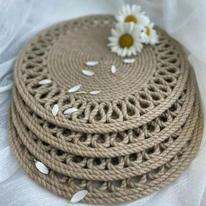 Dessous de verre en jute de conception supérieure antidérapant ferme Vintage rustique artisanal rond brodé tapis de table en jute disponibles ici - Product Image 1