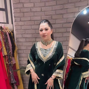 ชุดพาลาซโซ 4 ชิ้น ผ้ากำมะหยี่พิเศษสำหรับฤดูหนาว พร้อมงานปักและกระจกแท้ นำเสนอชุดคุर्ติพาลาซโซ ดีไซน์สวยงามสำหรับผู้หญิง - Product Image 1