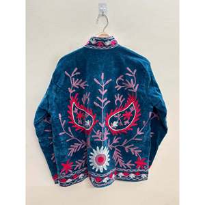 Chaqueta de Terciopelo Otoñal Samarkand Nights Azul Denim Bordada con Diseño de Flores de Frambuesa y Lila con Detalles Suzani - Product Image 2