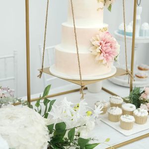 Soporte de pastel colgante de Metal dorado más vendido, la mejor exhibición de postres columpio para boda, restaurante, fiesta al mejor precio - Product Image 3