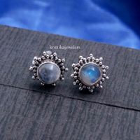 925 Sterling Silber Feine Ohrstecker für Damen Natürlicher Blauer Feuermondstein Edelstein Vergoldetes Blumenmuster Klassische Hochzeitsohrringe