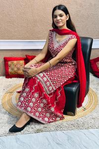 Conjunto elegante de Georgette Sharara para mujer Bordado intrincado y detalles de lentejuelas Listo para usar Traje festivo para fiestas - Product Image 5