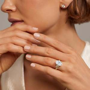 Anillo de compromiso de moissanita de corte redondo a la moda, banda de vid de oro amarillo con acentos de marquesa, joyería inspirada en la naturaleza - Product Image 3