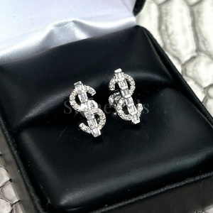 Boucles d'oreilles clous en zircon baguette dorées de luxe Stonewels, style hip-hop, bijoux imposants, certifiées IGI - Product Image 2