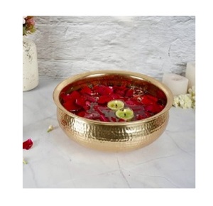 Diseño en relieve oro pulido Decoración de mesa de boda latón Urli alta calidad hecho a mano único nuevo estilo latón Urli - Product Image 5