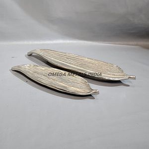 Elegante par de bandejas de hojas plateadas con detalles texturizados perfectos para mostrar golosinas y mejorar su decoración - Product Image 2