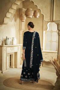 Élégant costume de palazzo Salwar Kameez en velours de créateur moderne avec des perles de broderie complexes de détails festifs fabriqués à la main pour les fêtes - Product Image 4