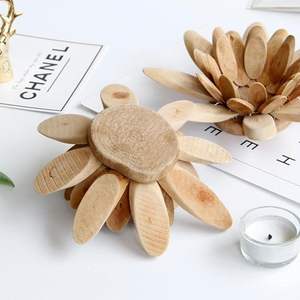 Porte-bougie en bois naturel à grain lisse, finition mate, texture bois, design personnalisé fait à la main pour la décoration de Noël à la maison - Product Image 3