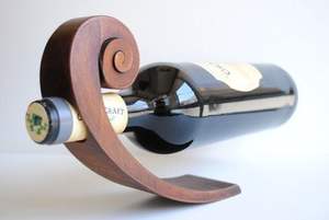 Porte-bouteille en bois robuste avec base stable conçue pour empêcher le glissement et les dommages des bouteilles - Product Image 6