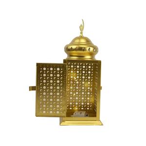 Lanterne de Ramadan en métal doré de qualité supérieure avec un dessus en forme de croissant de lune, design de panneau perforé, porte à charnières pour une décoration festive élégante à la maison - Product Image 3